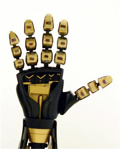 로봇 손 손가락 부위에 온도센서를 붙인 모습. [Cunjiang Yu 제공]